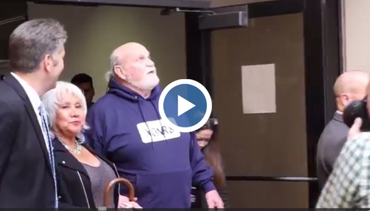 Майкъл излиза на свобода след толкова много години и първото нещо, което е поискал е хамбургер