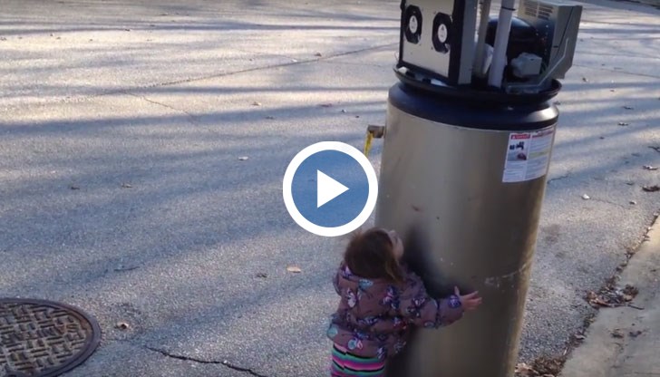 Малкото дете го мисли за робот