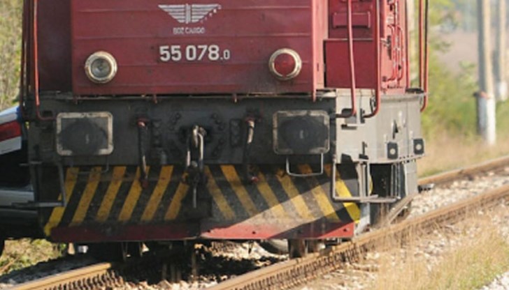 Мъжът решава да премине с автомобила си при спусната бариера и звукова сигнализация Мъжът решава да премине с автомобила си при спусната бариера и звукова сигнализация