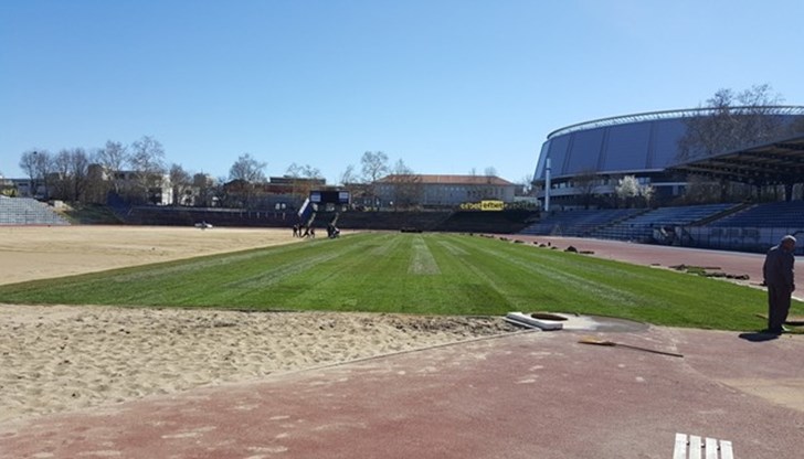 Вече една четвърт от терена е покрита с тревна настилка