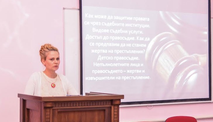 Петдесет десетокласника от Профилирана английска гимназия „Гео Милев“ се срещнаха със съдия Николинка Чокоева по програма Отворени съдилища