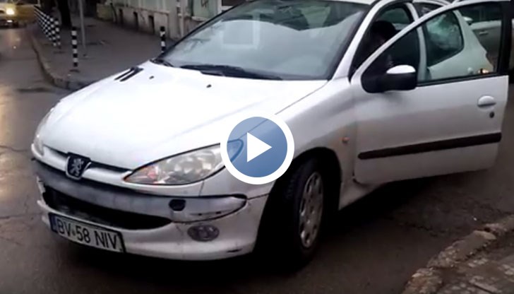 Шофьорката на румънския автомобил, след неспазване на предимство, удря странично служебен автомобил