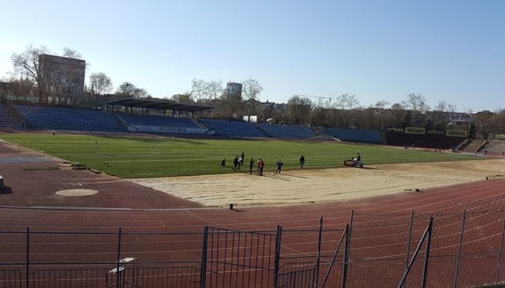 Фирмата-изпълнител очаква да свърши с ремонта на Градския стадион в Русе до края на месеца, но не трябва да вали дъжд