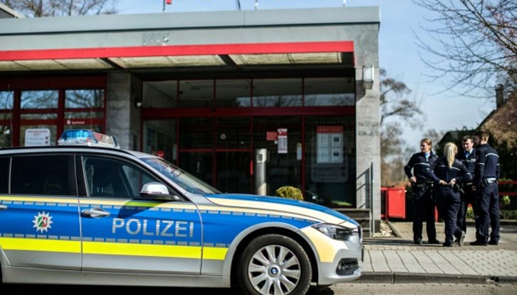 Спецполицаи щурмуваха клона на немската банка Спецполицаи щурмуваха клона на немската банка