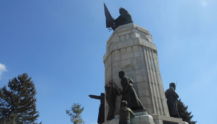 Паметникът в центъра на Търново осъмна с потрошени и откраднати щикове от пушките на войниците