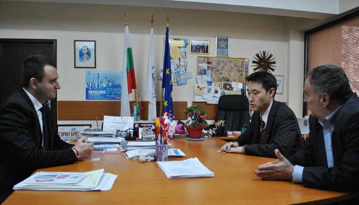 Д-р Карапчански запозна своя гост с възможностите за инвестиране в Русе