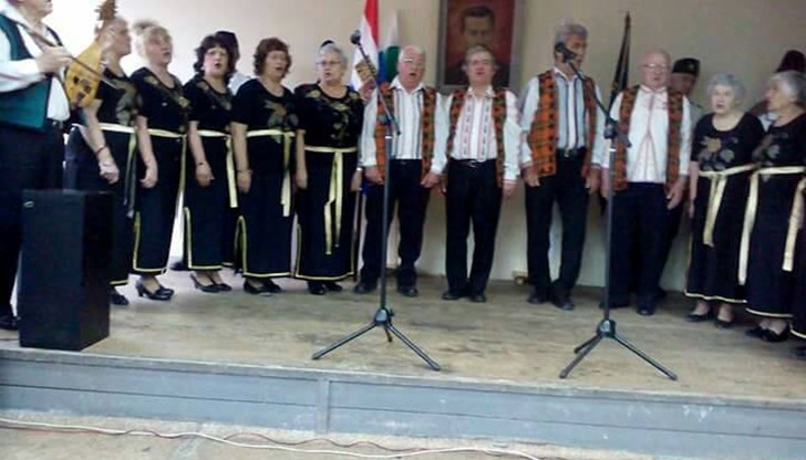 Всички гости и участници запяха патриотични песни и извиха буйно българско хоро
