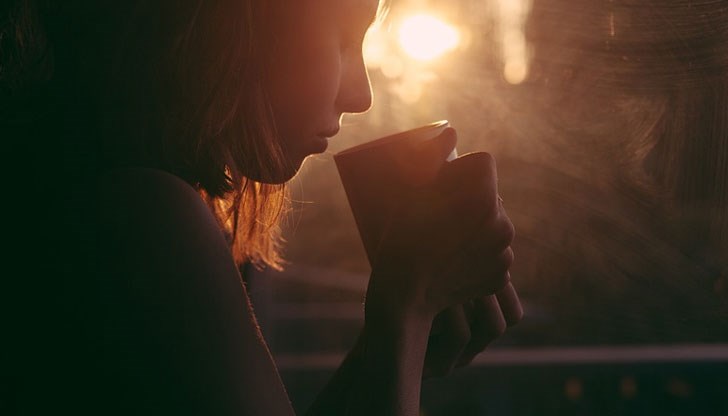 Стояхме с моя съпруг и пиехме кафе в едно кафене...