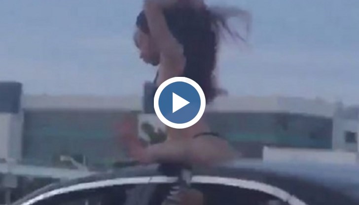 Тя прави движенията със задните си части, без да е видимо обезопасена