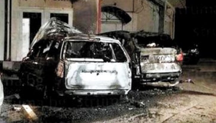 БМВ X5 е запален с коктейл “Молотов” БМВ X5 е запален с коктейл “Молотов”