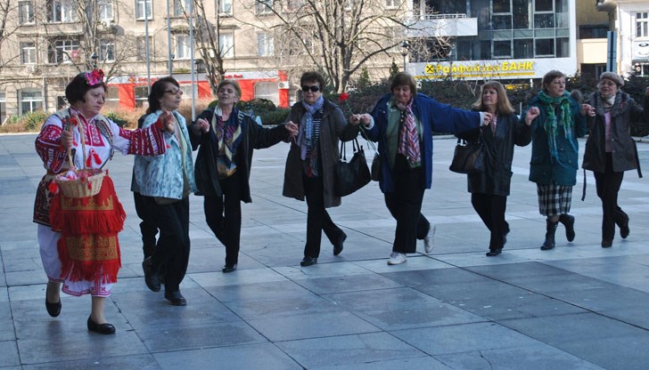 Изпълненията на ветеранките включиха пъстри хора и много настроение