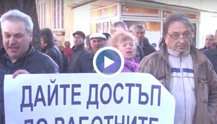 Това може да се случи само в България: Хората се молят да ги пуснат в завода да работят