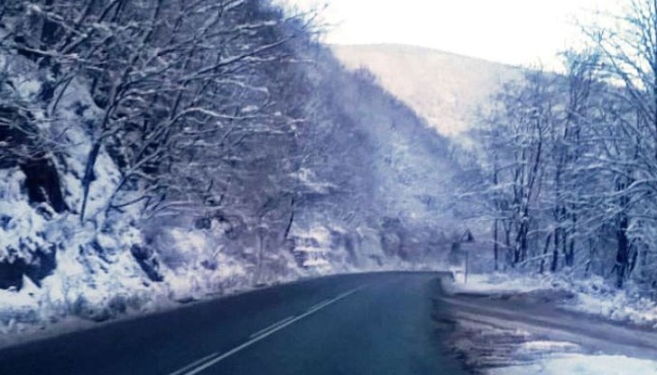 Пътните настилки в страната са предимно мокри, на места със снеговалеж заснежени, по усойните места заледени, почистени и обработени Пътните настилки в страната са предимно мокри, на места със снеговалеж заснежени, по усойните места заледени, почистени и обработени