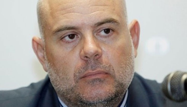 Има доказателства, че са раздадени торбички и чували на публични личности