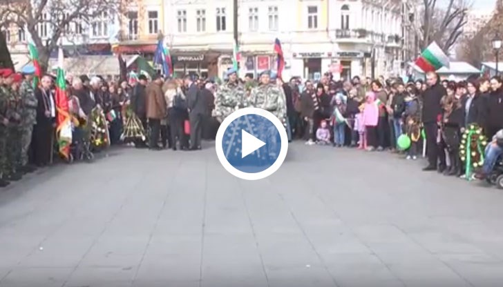 Тържествената церемония завърши с полагане на венци и цветя пред Паметника на свободата