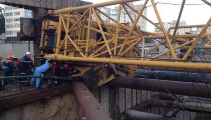 Кранът се преобърнал и се сринал в изкопа на строителната площадка Кранът се преобърнал и се сринал в изкопа на строителната площадка