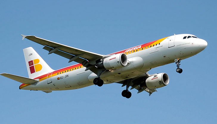 По време на полета на пилота му става лошо и стюардесата сяда на мястото му