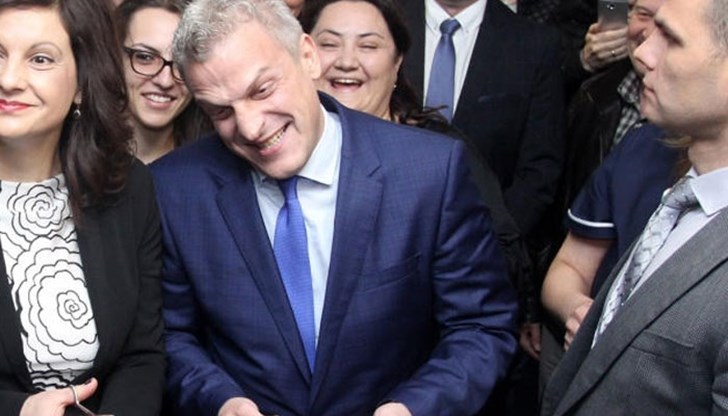 Съда отмени окончателно въведения от наркомана Москов пръстов отпечатък в болниците, браво, но кой ще връща 400 милиона лева?! Съда отмени окончателно въведения от наркомана Москов пръстов отпечатък в болниците, браво, но кой ще връща 400 милиона лева?!