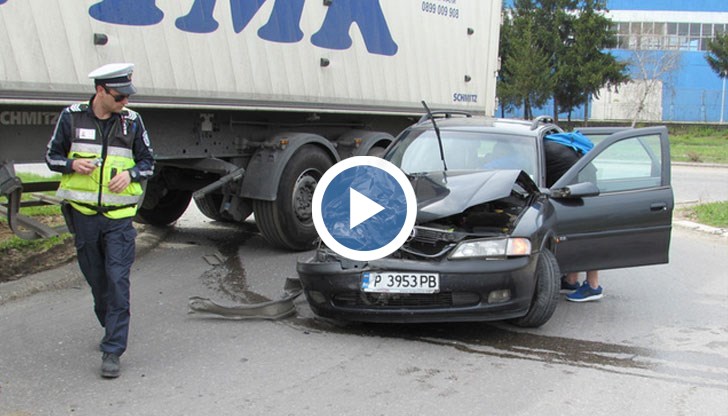 Шофьорът на Опел-а е в силен шок след инцидента