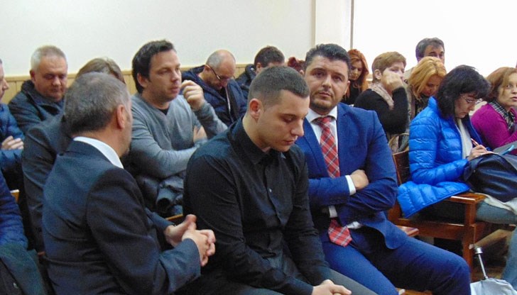 Любомир Трайков се призна за виновен за причиняване на смъртта на трима души и затова му намалиха присъдата Любомир Трайков се призна за виновен за причиняване на смъртта на трима души и затова му намалиха присъдата