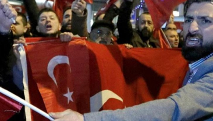 Единият е експулсиран и е с наложена забрана да не влиза в страната за 5 годни Единият е експулсиран и е с наложена забрана да не влиза в страната за 5 годни