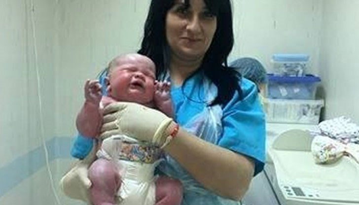 Денис тежи завидните 5 кг. и 240 грама