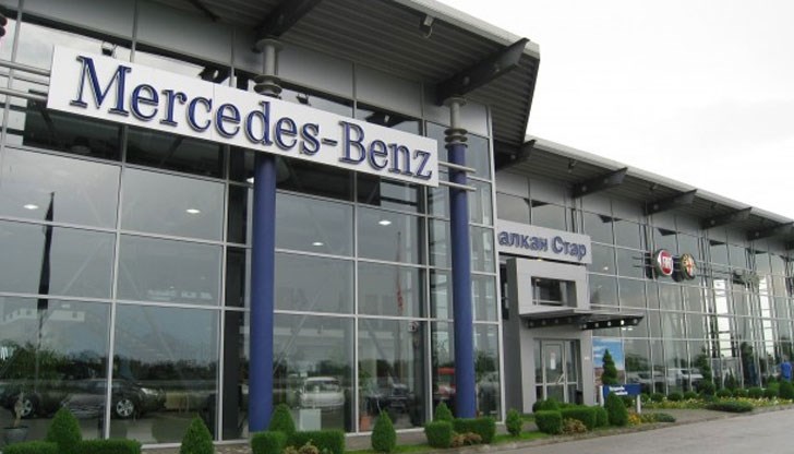 Фирмата продава автомобили и камиони с марката “Мерцедес”