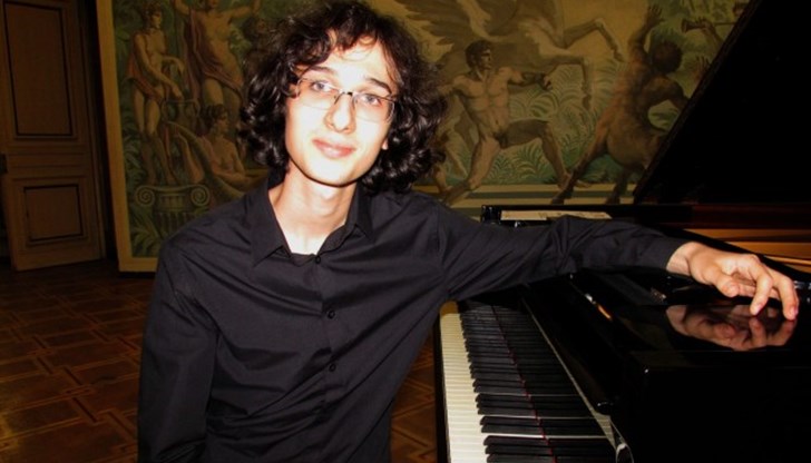 15-годишният пианист е възпитаник на клавирния педагог Даниела Кюркчиева