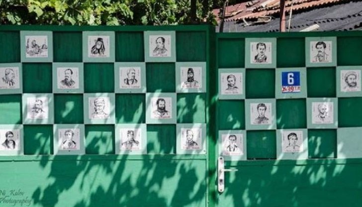 Като истински будител по душа той е превърнал входа на дома си в постоянна експозиция