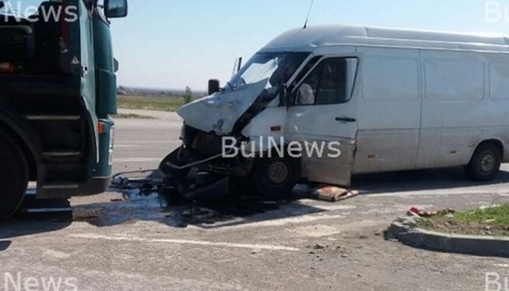 Тежка катастрофа е станала преди минути на международния път Е-79