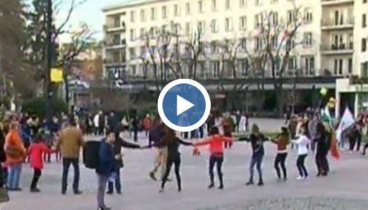 С кръшно хоро на площада в Русе тази вечер самодейци дадоха начало на фолклорното надиграване „Русчуклийска среща - 2017”