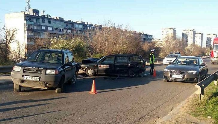 Всичко започва след като джип закъсва в района на бензиностанцията, кола тръгва да го изпреварва ...
