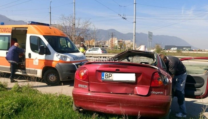 От адския удар по асфалта има разпилени стъкла и части от автомобила От адския удар по асфалта има разпилени стъкла и части от автомобила