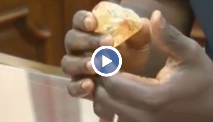 Скъпоценният камък тежи 706 карата