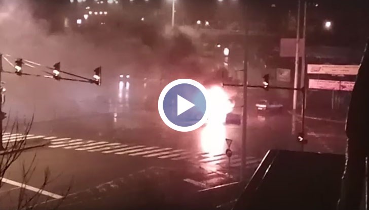 "Ауди" изгоря напълно на кръстовище в Русе
