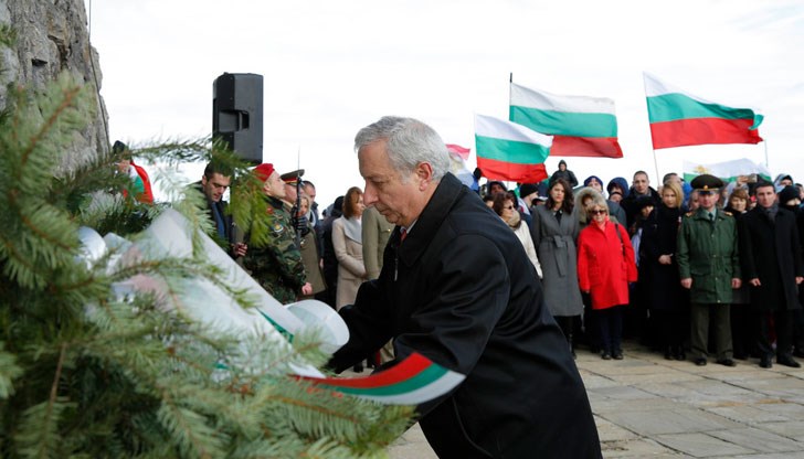 Премиерът поздрави българите от връх Шипка