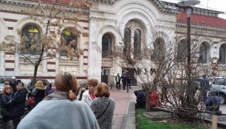 Всички посетители са започнали да кашлят по неизяснени причини