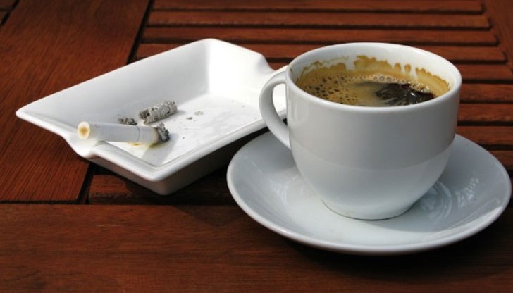 Британски учени от университета в Бристол установиха защо след като изпушим една цигара, почти винаги ни се допива кафе