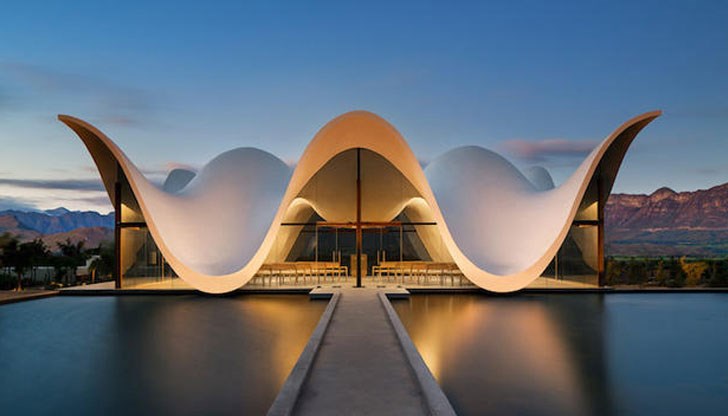 Със своите нетипични форми, структурата е в идеален синхрон със заобикалящите я планини