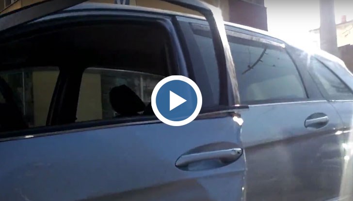 Автобус и учебен автомобил са се ударили до автобусната спирка