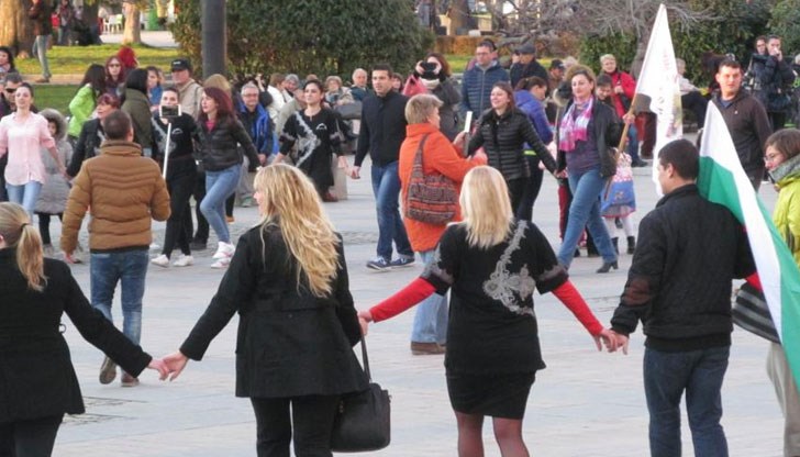 Над 100 русенци се отзоваха на поканата на танцова школа "Играорци" и се хванаха на кръшно хоро Над 100 русенци се отзоваха на поканата на танцова школа "Играорци" и се хванаха на кръшно хоро