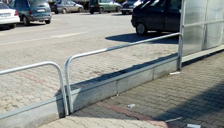Приспособление или недоразумение са металните оградки пред магазина?
