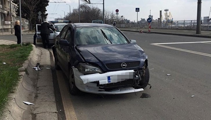 Джигитът отнема предимството на автобус от градския транспорт, пълен с пътници