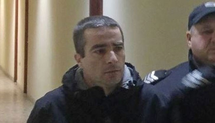 Педофил заплашва доведената си дъщеря, докато я изнасилва Педофил заплашва доведената си дъщеря, докато я изнасилва