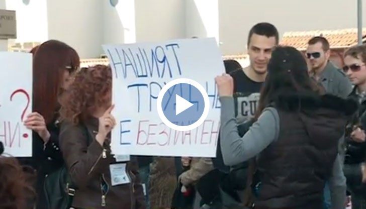 Служителите чакат пари от 6 месеца