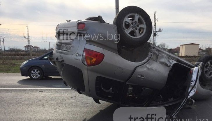 Джип се е обърнал по таван, а Голф е помлян