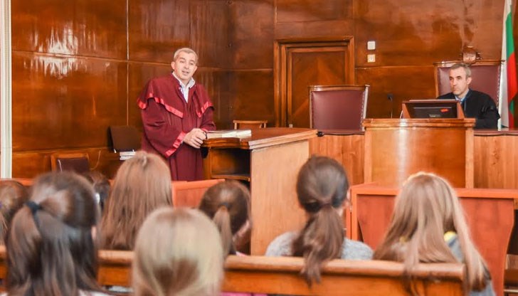 Прокурор и съдия запознаха децата с ролята на съдебната власт