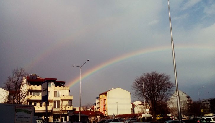 Русенци наблюдаваха една красива промяна в до скоро мрачния делничен ден