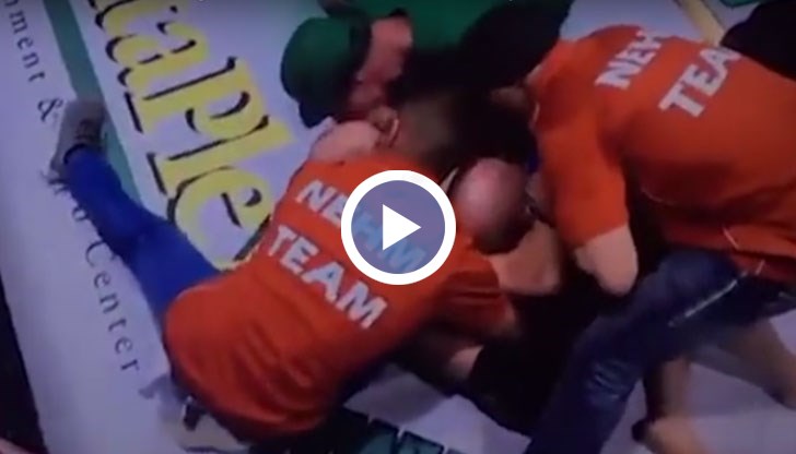 Хора от екипа на боеца веднага скочиха, за да разкъсат захвата, но това се оказа трудна задача