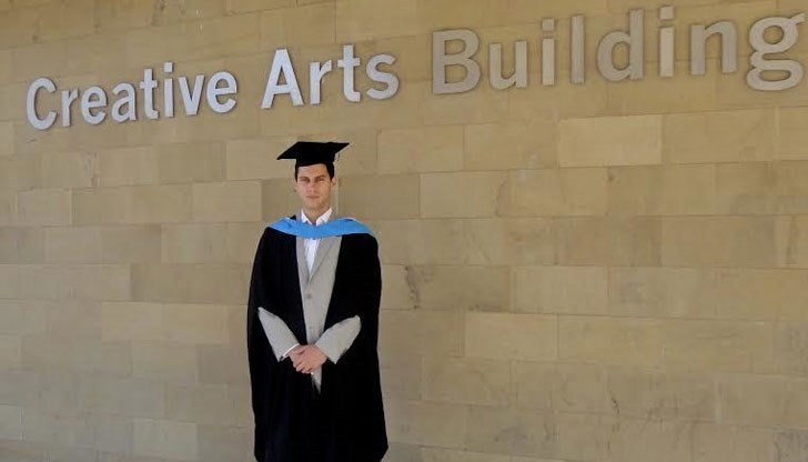 Светльо заема мениджърска позиция в "Амазон" в Англия, занимава се с музика и смята това, че е ром за предимство